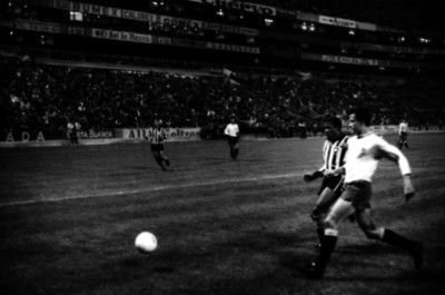 Futbolistas corren tras el balón