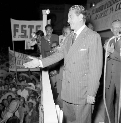Adolfo López Mateos agradeciendo el apoyo a su campaña electoral en Colotlán, Jalisco