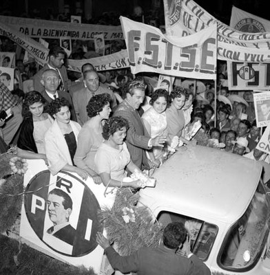 Adolfo López Mateos a bordo de una camioneta durante su campaña electoral por Colotlán, Jalisco