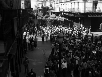 Manifestación obrera por una calle de la ciudad