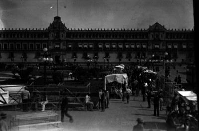 Vida cotidiana en el Zócalo, frente a Palacio Nacional