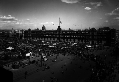 Manifestación obrera frente a Palacio Nacional