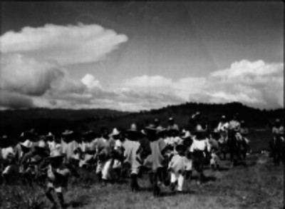 Tzotziles caminando en el campo