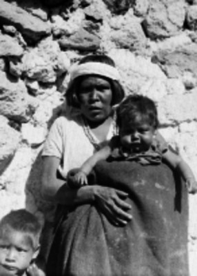 Mujer Tarahumara con niños, retrato de familia