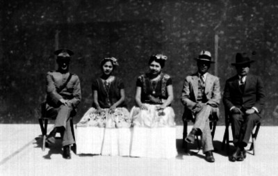 Mujeres zapotecas acompañadas de mestizos y militar