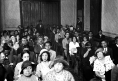 Trabajadores en una asamblea sindical