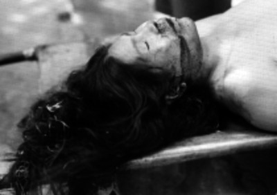 Cadáver de una mujer en una plancha