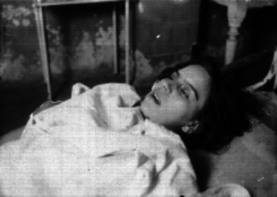 Cadáver de un mujer en el piso de una habitación