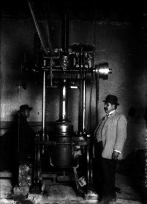 Trabajadores observando un "martillo mecánico"