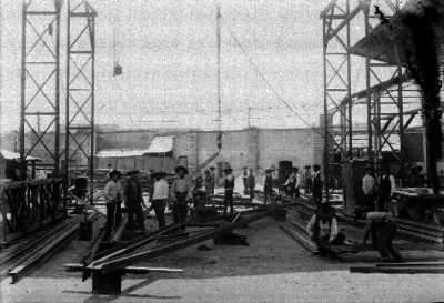Hombres trabajando en una construcción de hierro