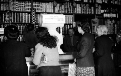 Mujeres compran alimentos en una tienda