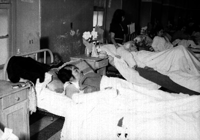 Enfermos y heridos en una sala del hospital Juárez