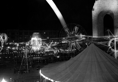 Gente en una feria frente al monumento a la Revolución