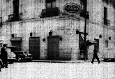 Policía, hombre y automoviles frente al cabaret "Venus"