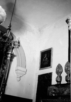 Candil, imagen religiosa y muebles en un alón del Castillo de Chapultepec