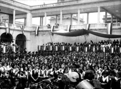 Gente durante un evento cultural, en el Castillo de Chapultepec