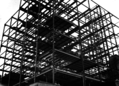 Estructura metálica de un edificio en construcción