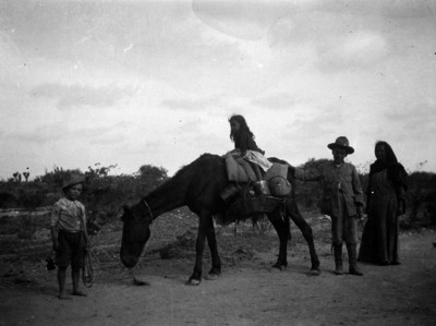 Familia de campesinos junto a un caballo, retrato de grupo