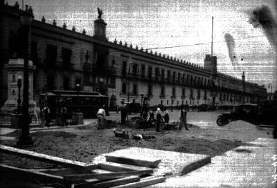 Hombres trabajando en obras de construcción, frente a Palacio Nacional