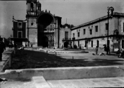 Gente caminando frente a la iglesia de San Antonio