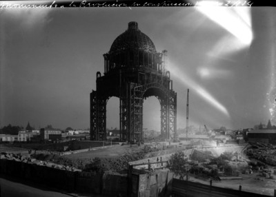 Estructura metálica del Monumento a la Revolución