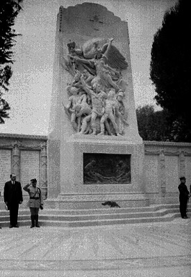 Militares y funcionario motando una guardia de honor en el monumento del panteón Frances