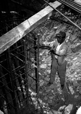 Albañiles trabajando en la construcción del techo del toreo de Cuatro Caminos