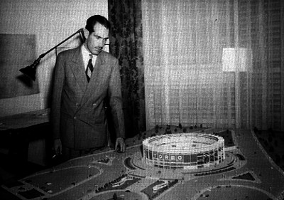Arquitecto observando la maqueta del Toreo de Cuatro Caminos