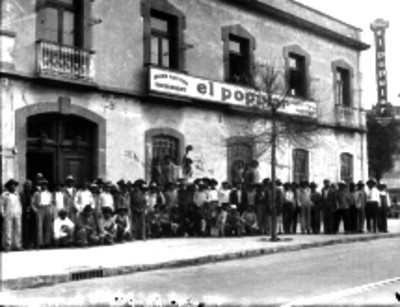 Voceadores afuera del periódico El Popular, retrato de grupo