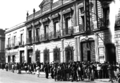 Periodistas y voceadores frente al periódico La Prensa