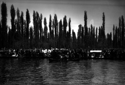 Turistas abordo de trajineras paseando por un canal de Xochimilco