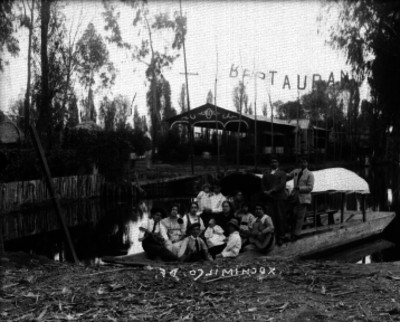 Familia de turistas abordo de una trajinera en Xochimilco, retrato de familia