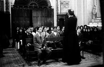 Sacerdote oficiando una misa en una capilla