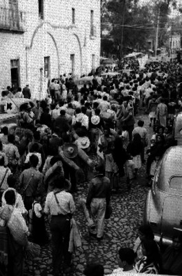 Campesinos llegando a la explanada de la Basílica