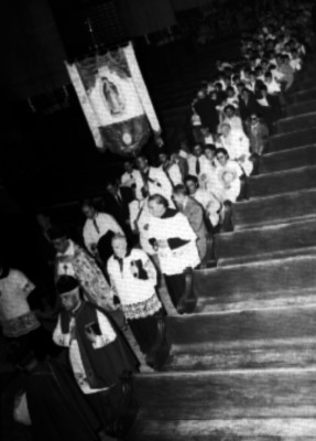 Sacerdotes durante una peregrinacion en el interior de la Basílica