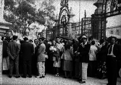Peregrinación entrando al atrio de la Basílica de Guadalupe
