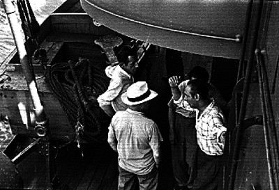 Hombres conversando abordo de un barco
