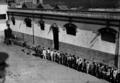 Presos formados en un patio de El Carmen