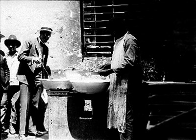 Hombre supervisando la actividad de un preso