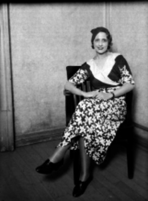 Actriz sentada en una silla, retrato