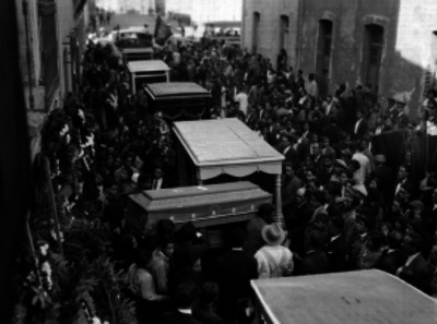Cortejo fúnebre pasando por una calle