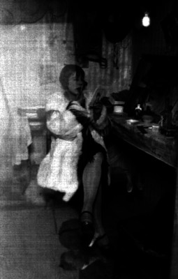 Mujer maquillandose en un vestidor