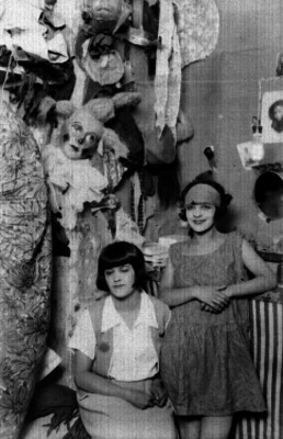 Actrices en el vestidor de un teatro, retrato