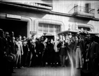 Empresarios cargando un ataúd