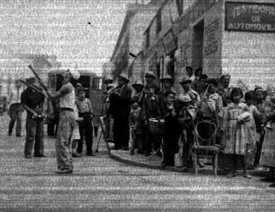 Malabaristas, payasos y músicos actuando en una calle
