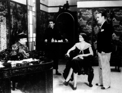 Pareja conversando con un hombre de atuendo oriental