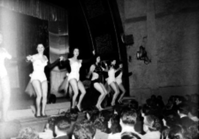 Bailarinas durante su espectáculo en un teatro