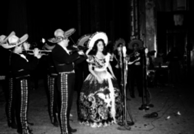 Número musical con mariachis