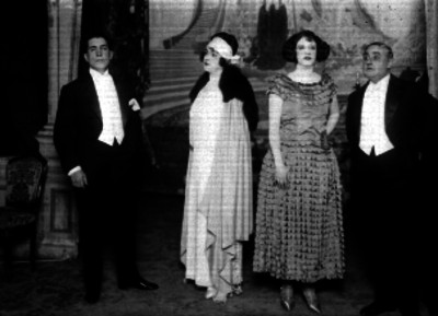Mimí Derba en la escena de una obra teatral