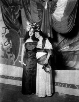 Mimi Derba y Lorena María en la representación de una obra